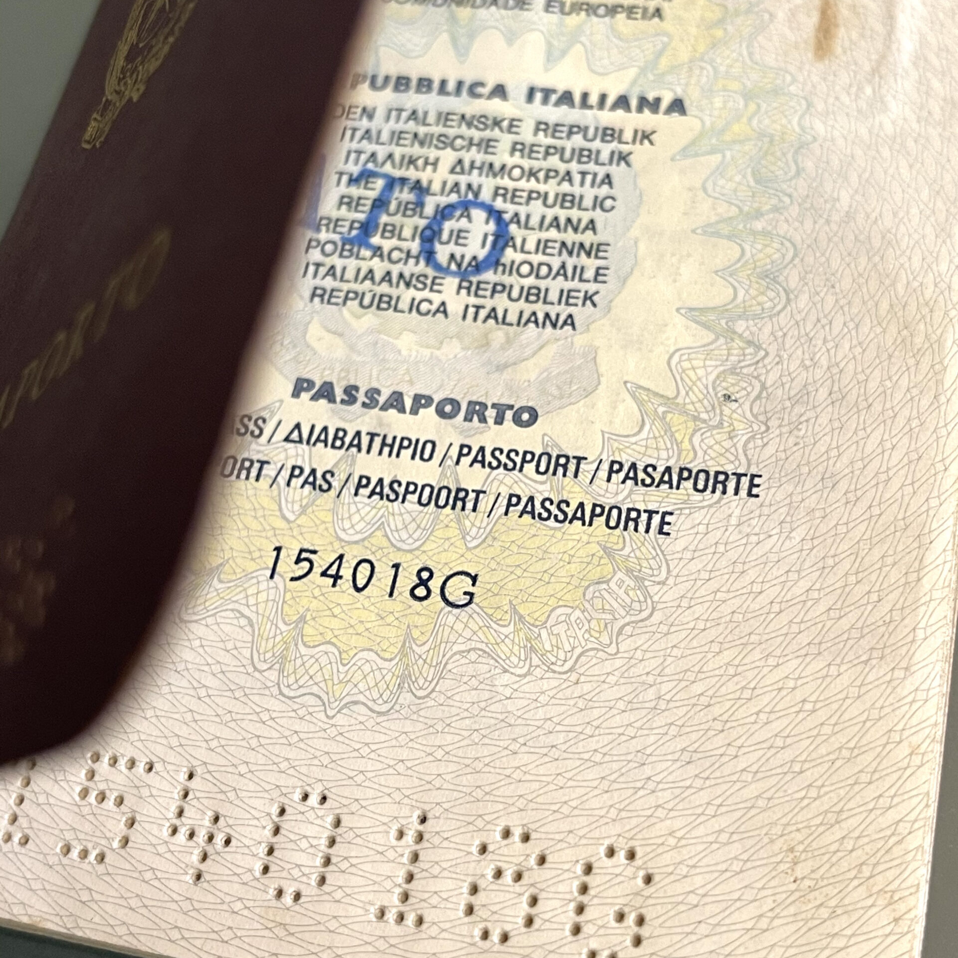 Esempio di perforazione sui passaporti