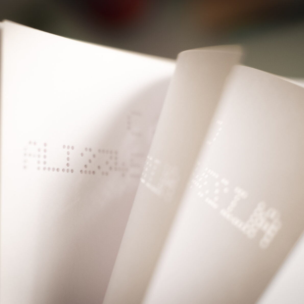 Perforazione sulla carta Fattori Safest per marcatura numeri, lettere, codici, data, lotto e scadenza su documenti, etichette e packaging alimentare.