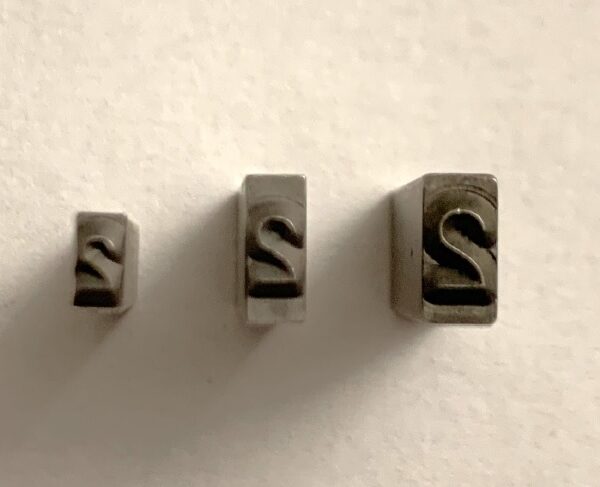 Altezza caratteri T2E-M 2-2,5-3mm T2E/M Marcatore lotto e scadenza garantisce una marcatura chiarissima, impeccabile e professionale grazie alla pressione personalizzabile, assicurando un risultato indelebile su ogni supporto. Questa marcatrice a secco è progettato per essere facilmente posizionabile su qualsiasi tavolo di lavoro. Grazie alla sua versatilità, è la soluzione ideale per le diverse esigenze di codifica nei settori alimentare, farmaceutico e cosmetico. Marcatrice a secco. Marcatori data e lotto. marcatrici data e lotto. Marcatore data e lotto